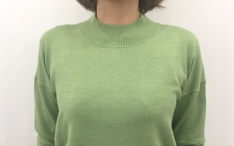 DoCLASSE　シルクフィール・ボタンデザインセーター